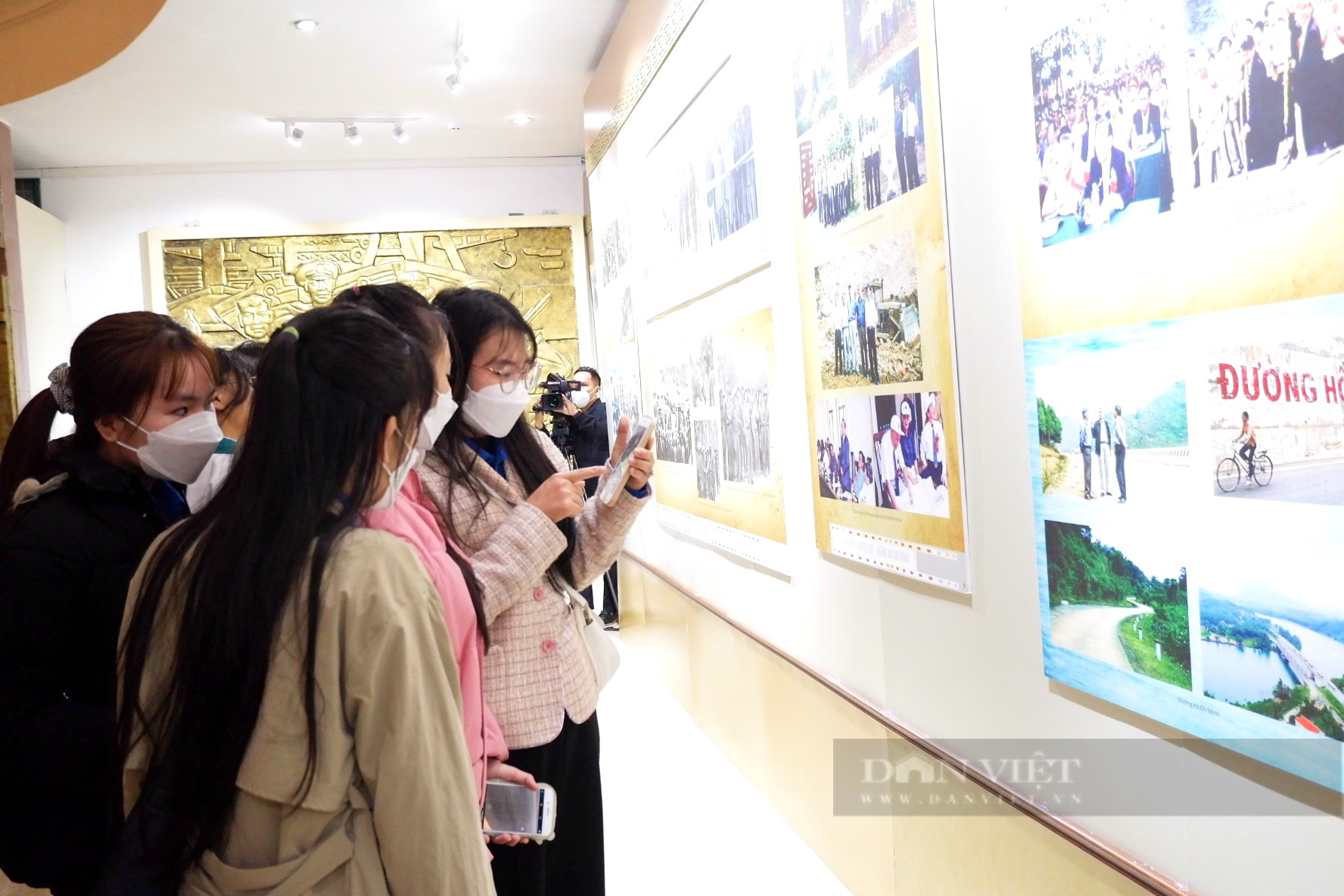 Gần 600 bức ảnh, sách về Trung tướng Đồng Sỹ Nguyên trưng bày ở Bảo tàng Quảng Bình - Ảnh 5.