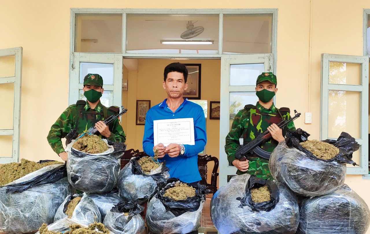 Bộ đội Biên phòng An Giang bắt giữ vụ vận chuyển 57kg cần sa khô qua biên giới - Ảnh 1.