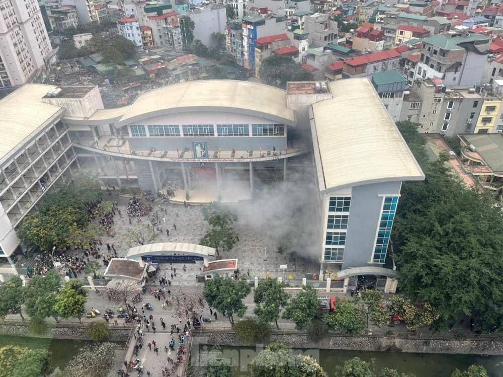 Hà Nội: Cháy tầng hầm Trường tiểu học Yên Hòa, cột khói bao trùm tầng hầm - Ảnh 1.