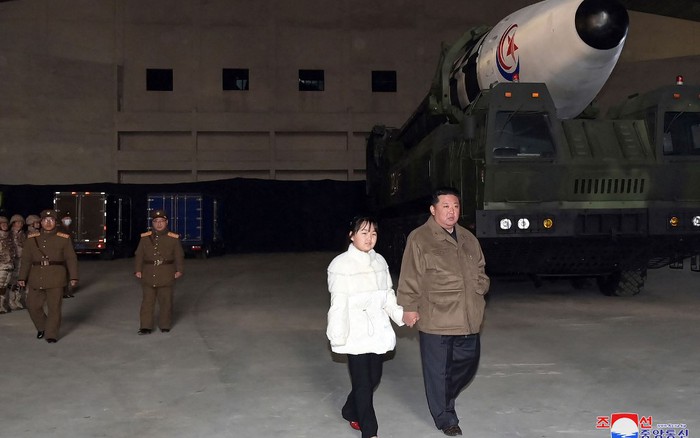 Vì sao ông Kim Jong-un dẫn con gái xem tên lửa? - Ảnh 1.
