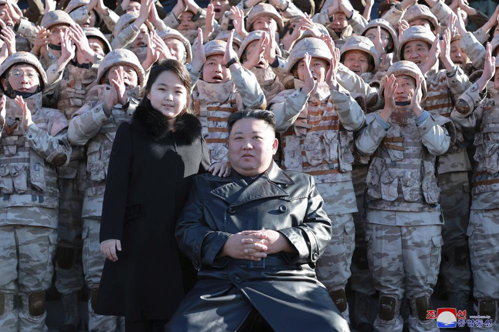 Vì sao ông Kim Jong-un dẫn con gái xem tên lửa? - Ảnh 2.