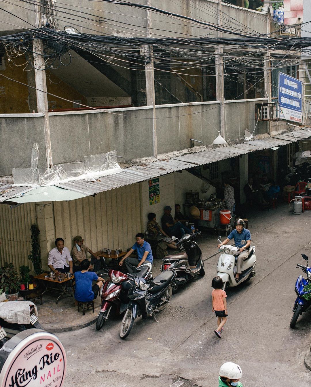Sài Gòn: Ngỡ ngàng các món ngon, &quot;thánh địa&quot; ẩm thực lại ở khu chung cư cũ như thế này - Ảnh 2.