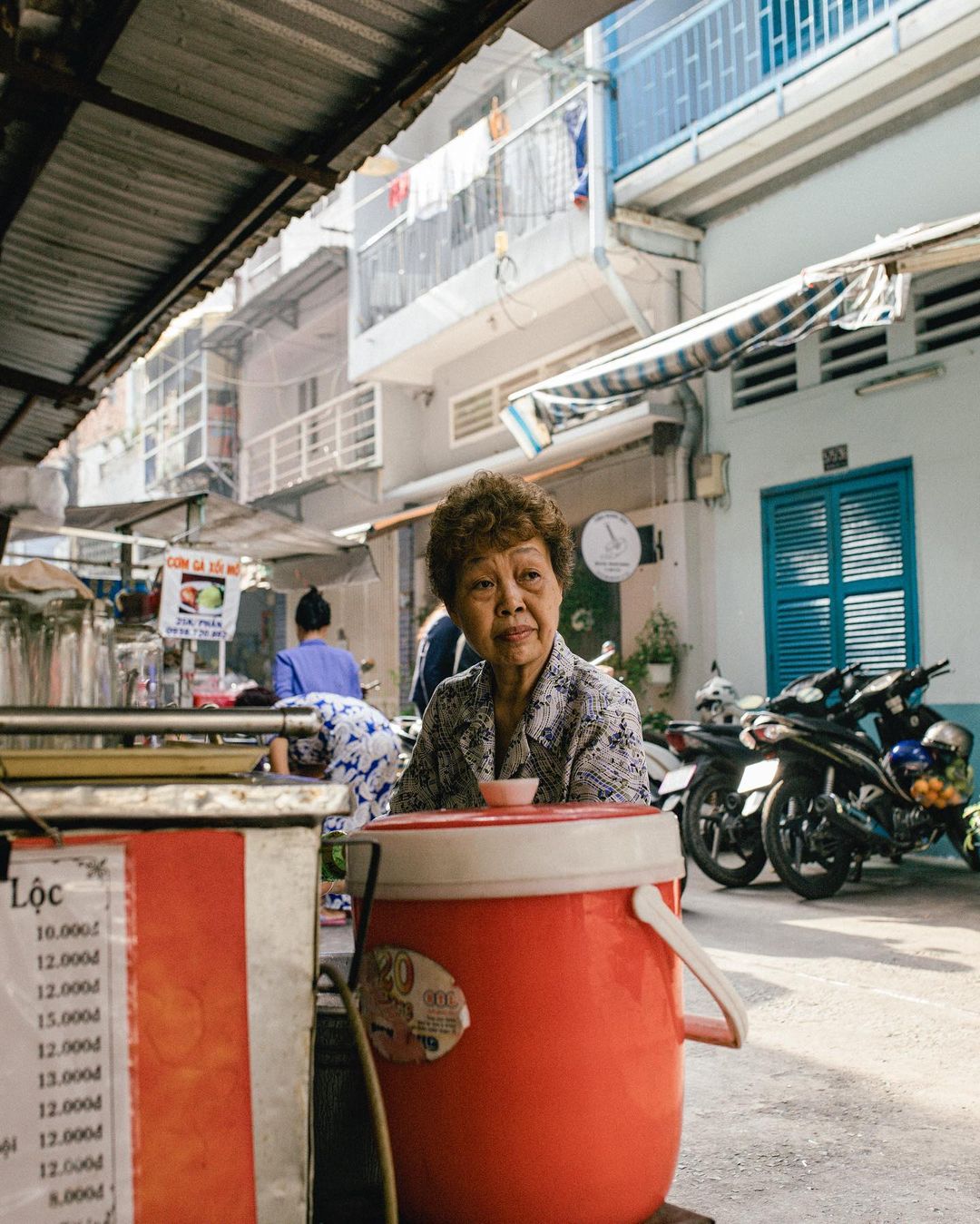 Sài Gòn: Ngỡ ngàng các món ngon, &quot;thánh địa&quot; ẩm thực lại ở khu chung cư cũ như thế này - Ảnh 1.