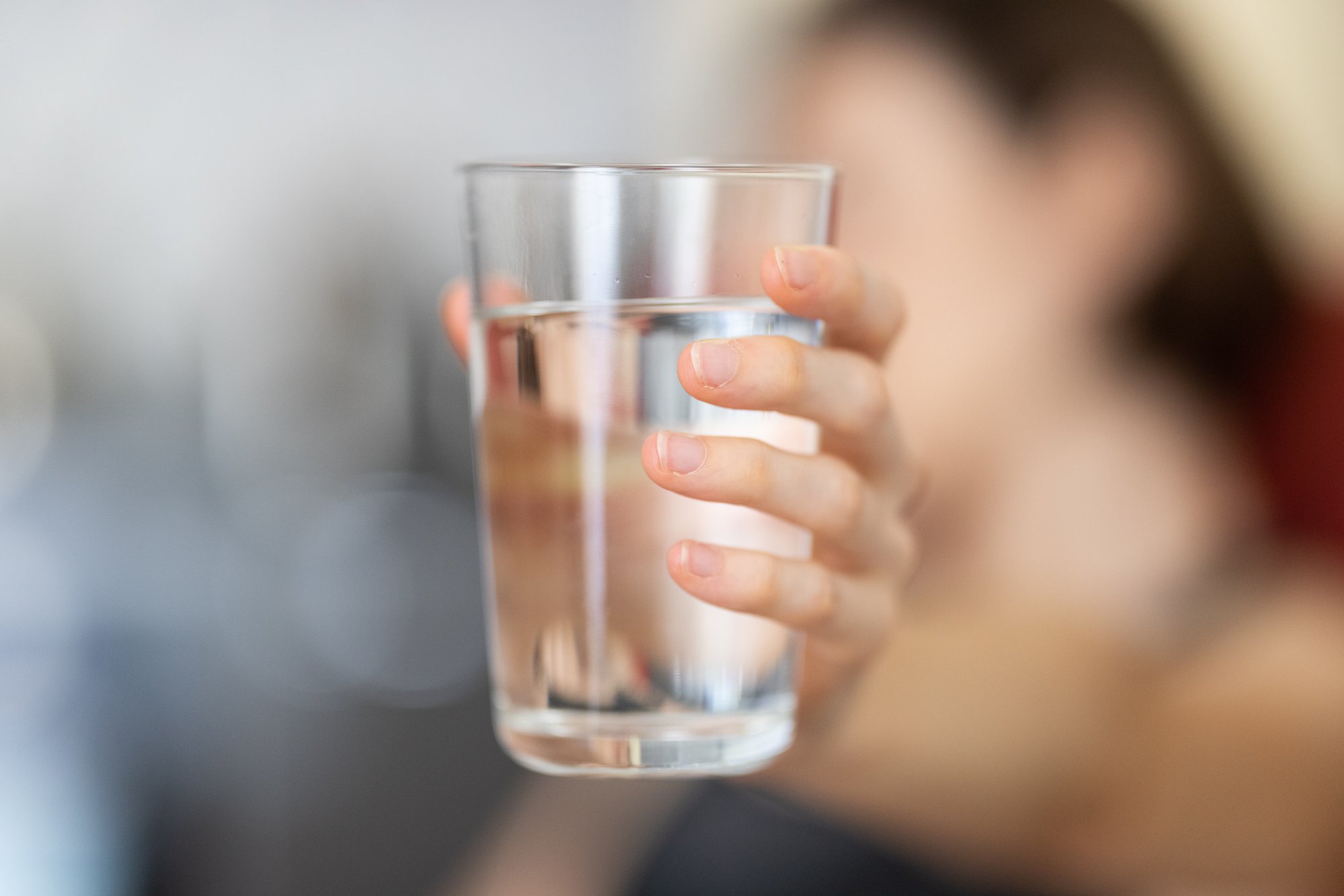 6 mẹo giúp bạn uống nhiều nước hơn - Ảnh 1.
