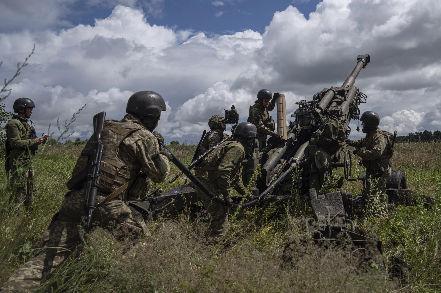 Mỹ ký hợp đồng 'khủng' sản xuất đạn pháo cho Kiev, cuộc chiến Ukraine khiến chi tiêu quân sự toàn cầu tăng vọt - Ảnh 1.