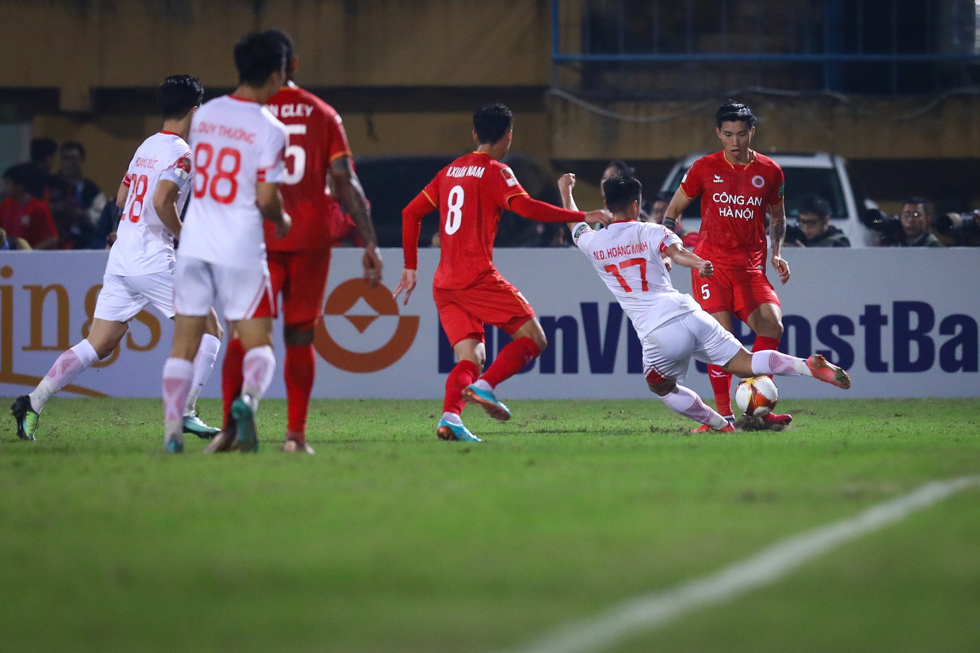 Các &quot;đại gia&quot; V.League đã tìm ra cách bóp nghẹt Văn Hậu - Ảnh 2.