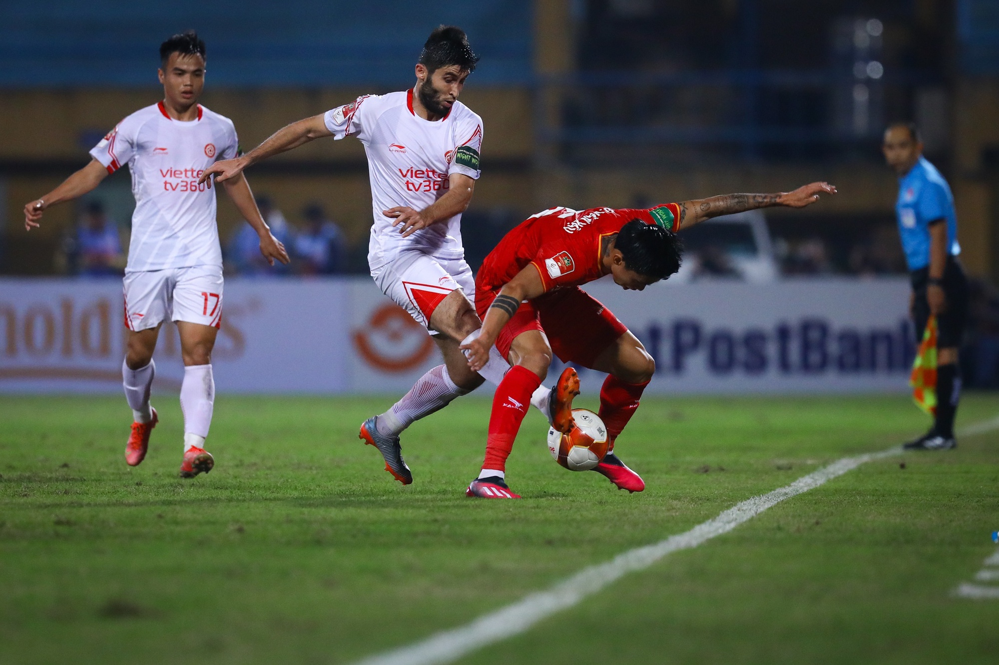 Các &quot;đại gia&quot; V.League đã tìm ra cách bóp nghẹt Văn Hậu - Ảnh 3.