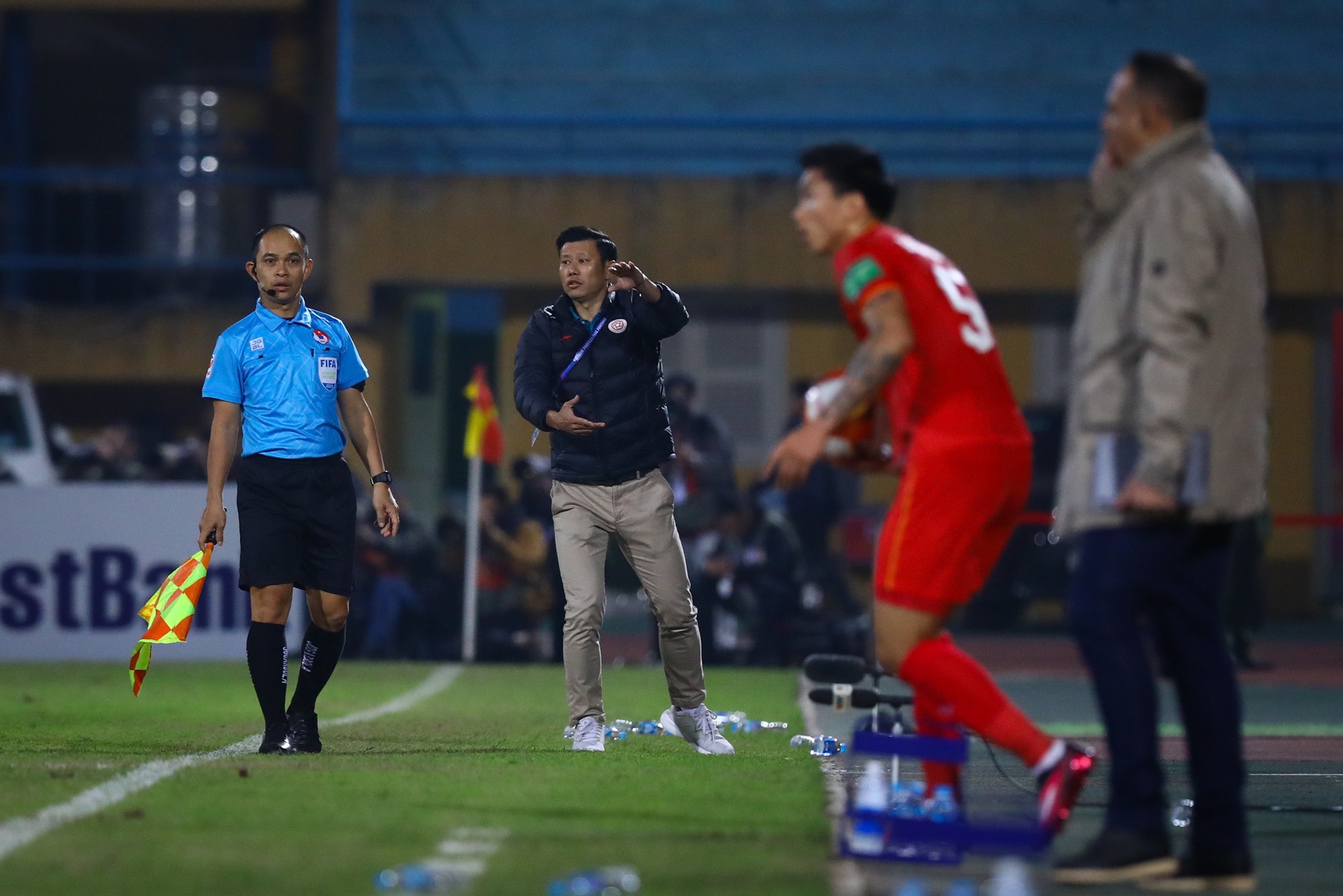 Các &quot;đại gia&quot; V.League đã tìm ra cách bóp nghẹt Văn Hậu - Ảnh 4.