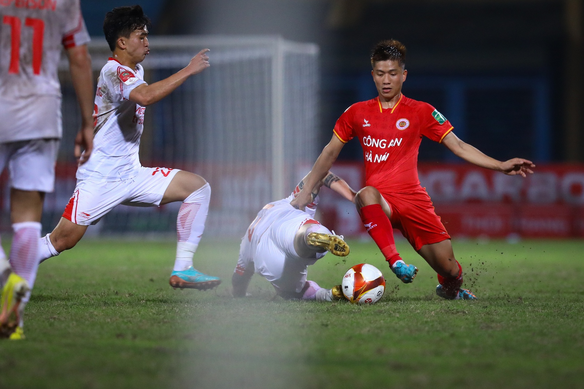 Các &quot;đại gia&quot; V.League đã tìm ra cách bóp nghẹt Văn Hậu - Ảnh 6.