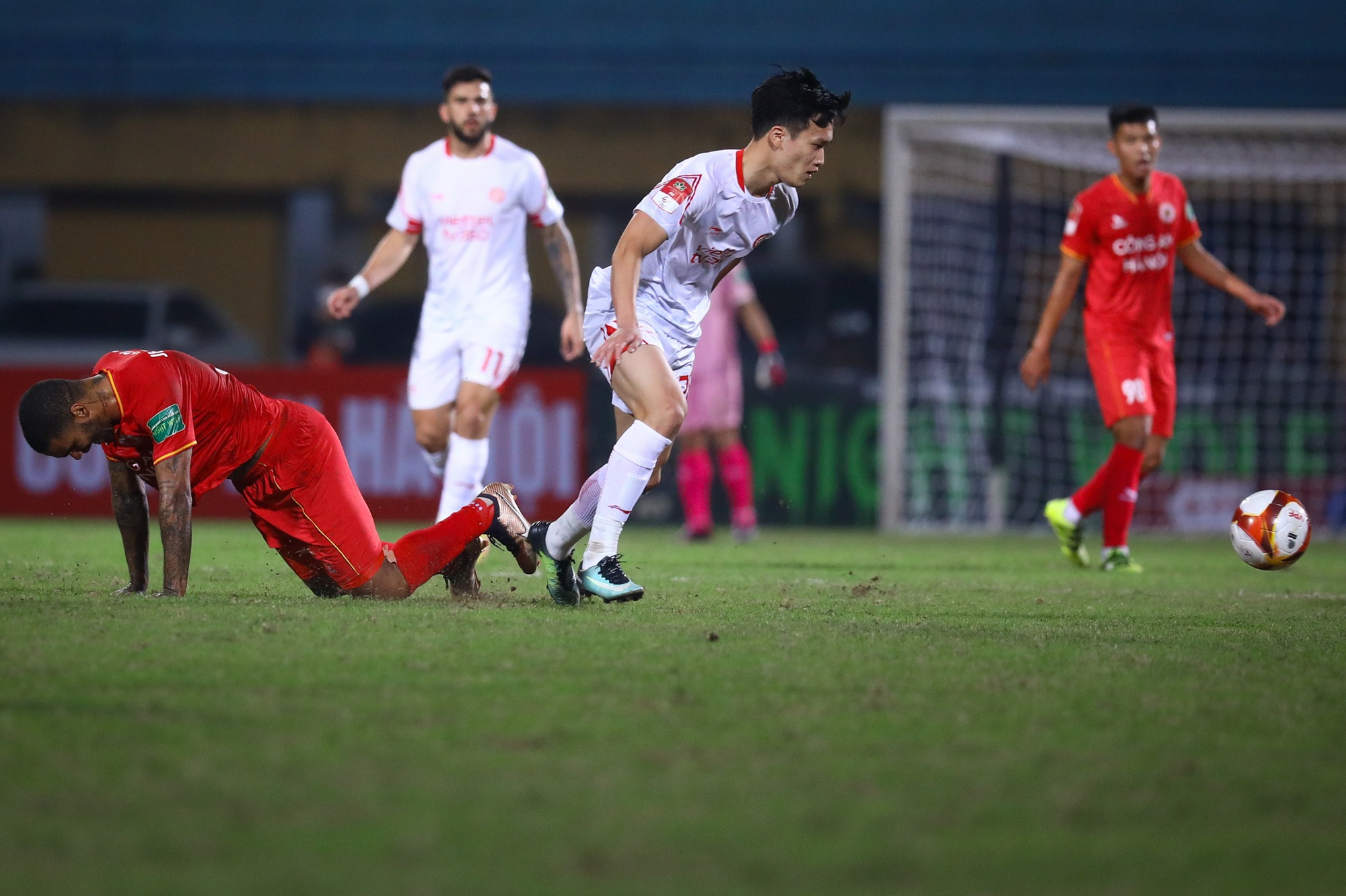 Các &quot;đại gia&quot; V.League đã tìm ra cách bóp nghẹt Văn Hậu - Ảnh 9.