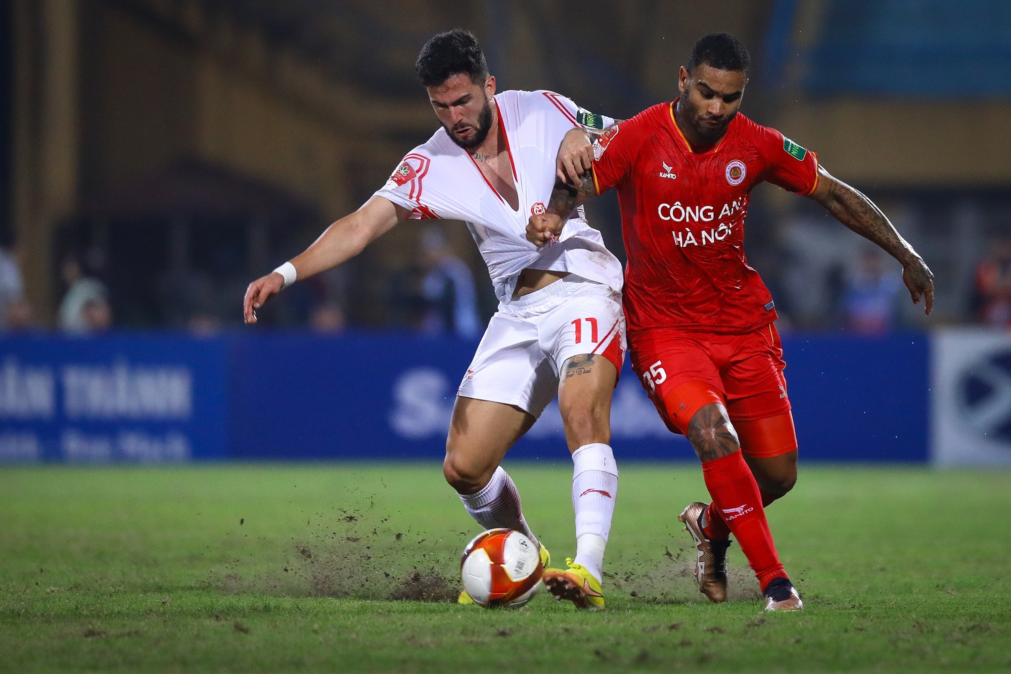 Các &quot;đại gia&quot; V.League đã tìm ra cách bóp nghẹt Văn Hậu - Ảnh 10.