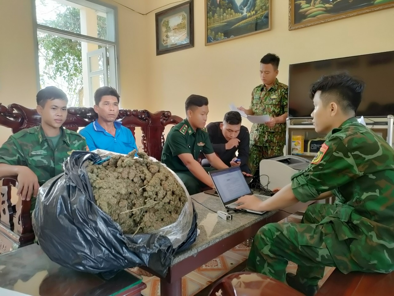 Bộ đội Biên phòng An Giang bắt giữ vụ vận chuyển 57kg cần sa khô qua biên giới - Ảnh 2.