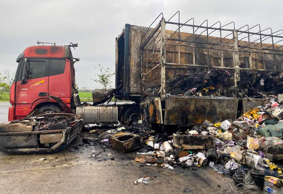 Quảng Nam: Xe tải và container đậu gần cây xăng bốc cháy trơ khung - Ảnh 3.