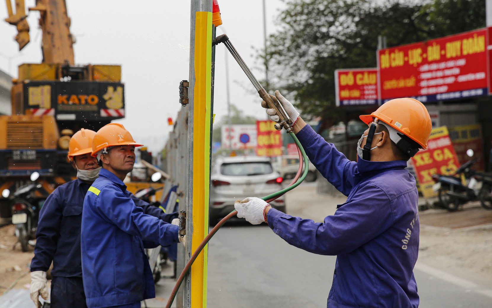 Đá vỉa hè đường Nguyễn Xiển nát tươm, Hà Nội sẽ đầu tư hơn 29 tỷ đồng để cải tạo- Ảnh 20.