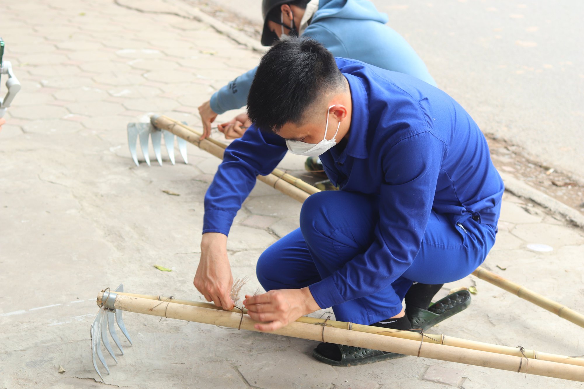 “Biệt đội” tình nguyện vớt rác trên những con sông ở Hà Nội - Ảnh 2.