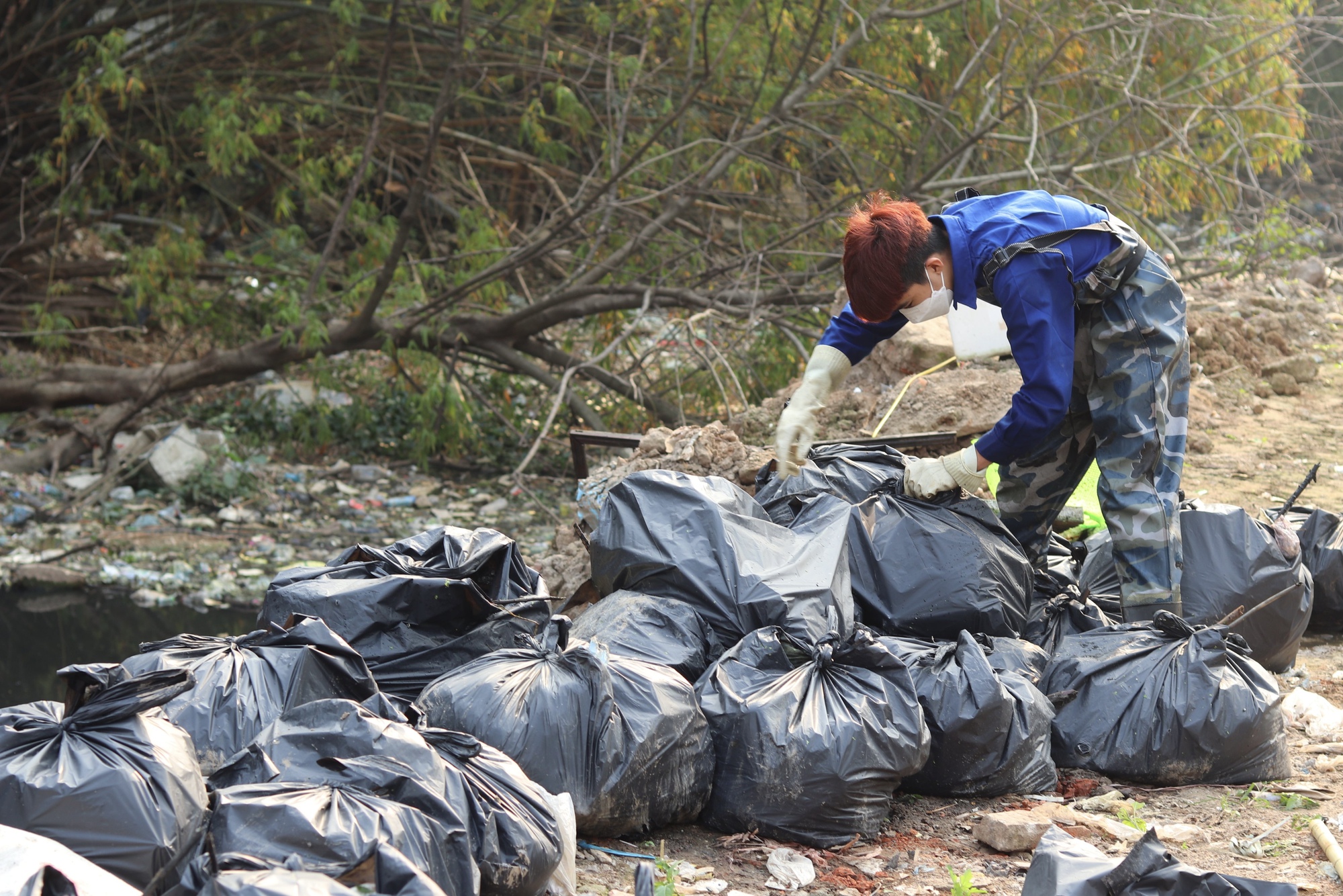 “Biệt đội” tình nguyện vớt rác trên những con sông ở Hà Nội - Ảnh 6.
