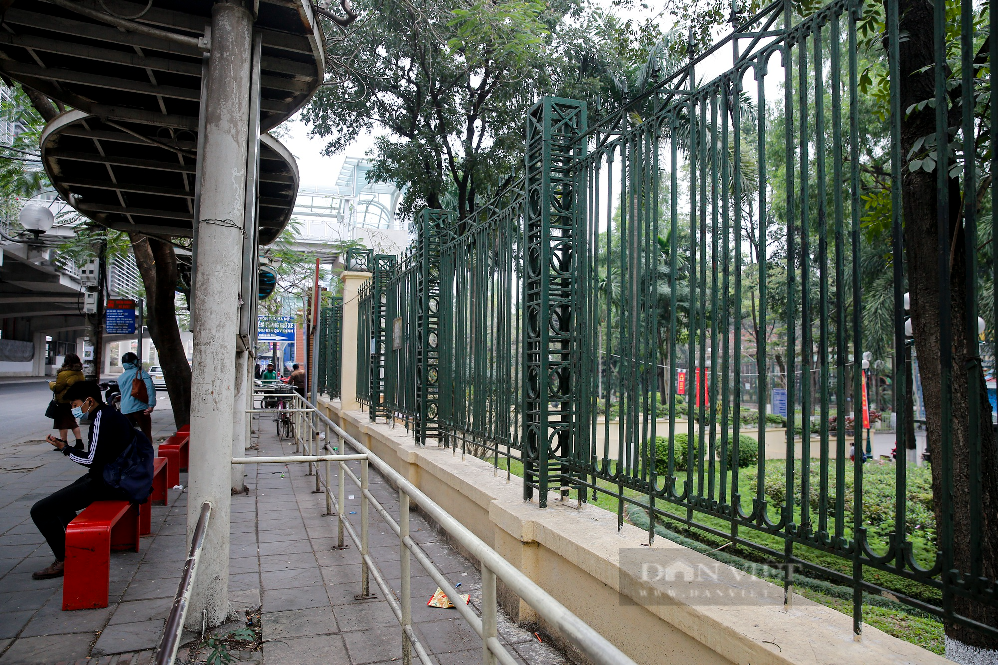 Cận cảnh đoạn hàng rào tại Công viên Thủ Lệ đang được nghiên cứu tháo dỡ  - Ảnh 5.