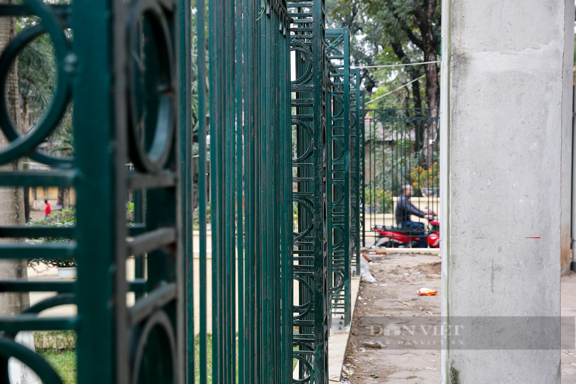Cận cảnh đoạn hàng rào tại Công viên Thủ Lệ đang được nghiên cứu tháo dỡ  - Ảnh 7.