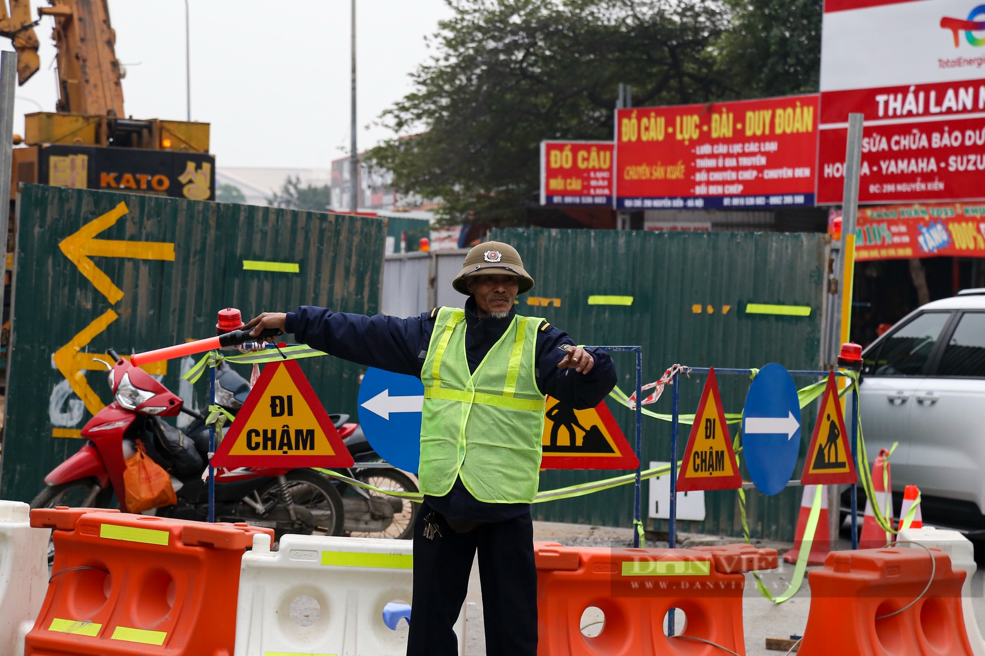 Xén giải phân cách nhằm giảm ùn tắc tại tuyến đường trọng điểm của Hà Nội - Ảnh 7.