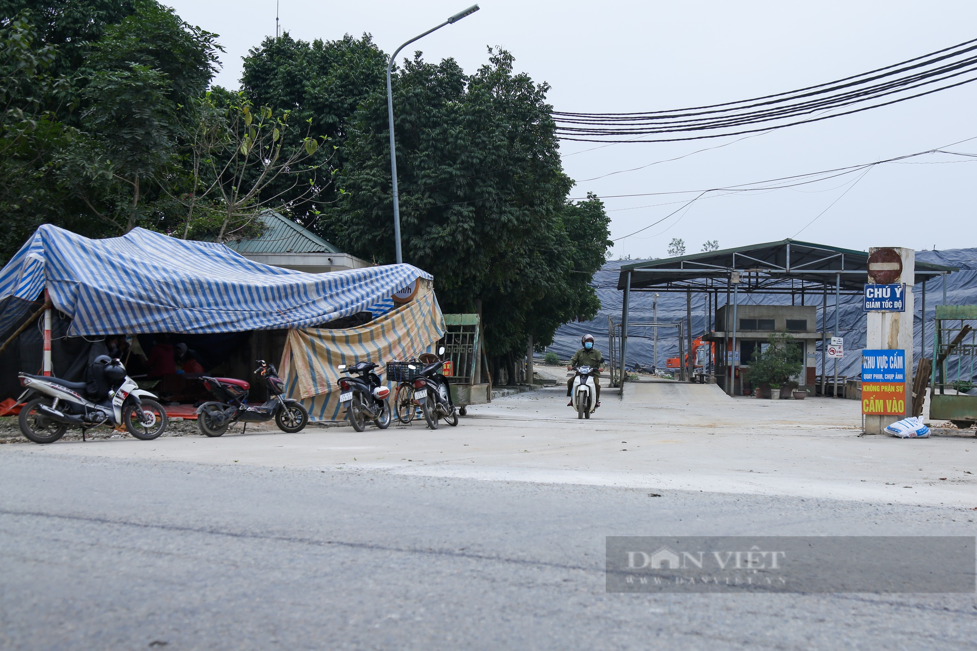Người dân chặn xe vào bãi rác Xuân Sơn: Hàng trăm tấn rác tiếp tục ùn ứ - Ảnh 3.