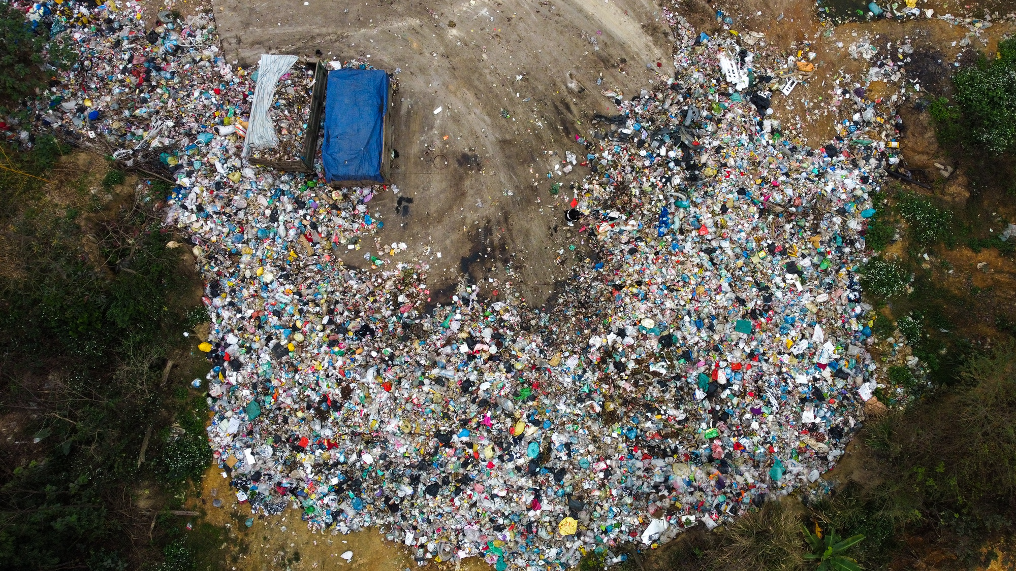Người dân chặn xe vào bãi rác Xuân Sơn: Hàng trăm tấn rác tiếp tục ùn ứ - Ảnh 5.