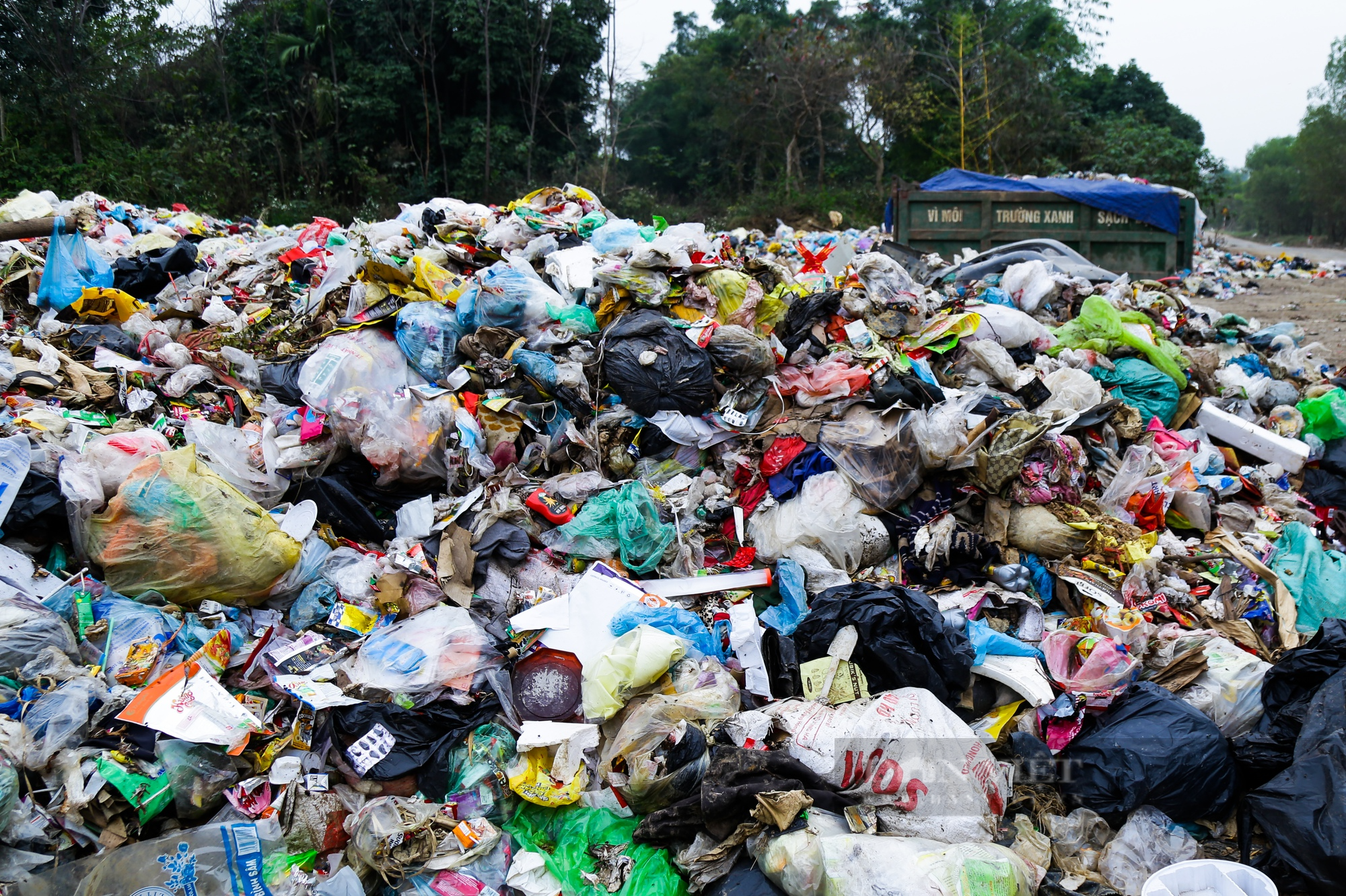 Người dân chặn xe vào bãi rác Xuân Sơn: Hàng trăm tấn rác tiếp tục ùn ứ - Ảnh 6.