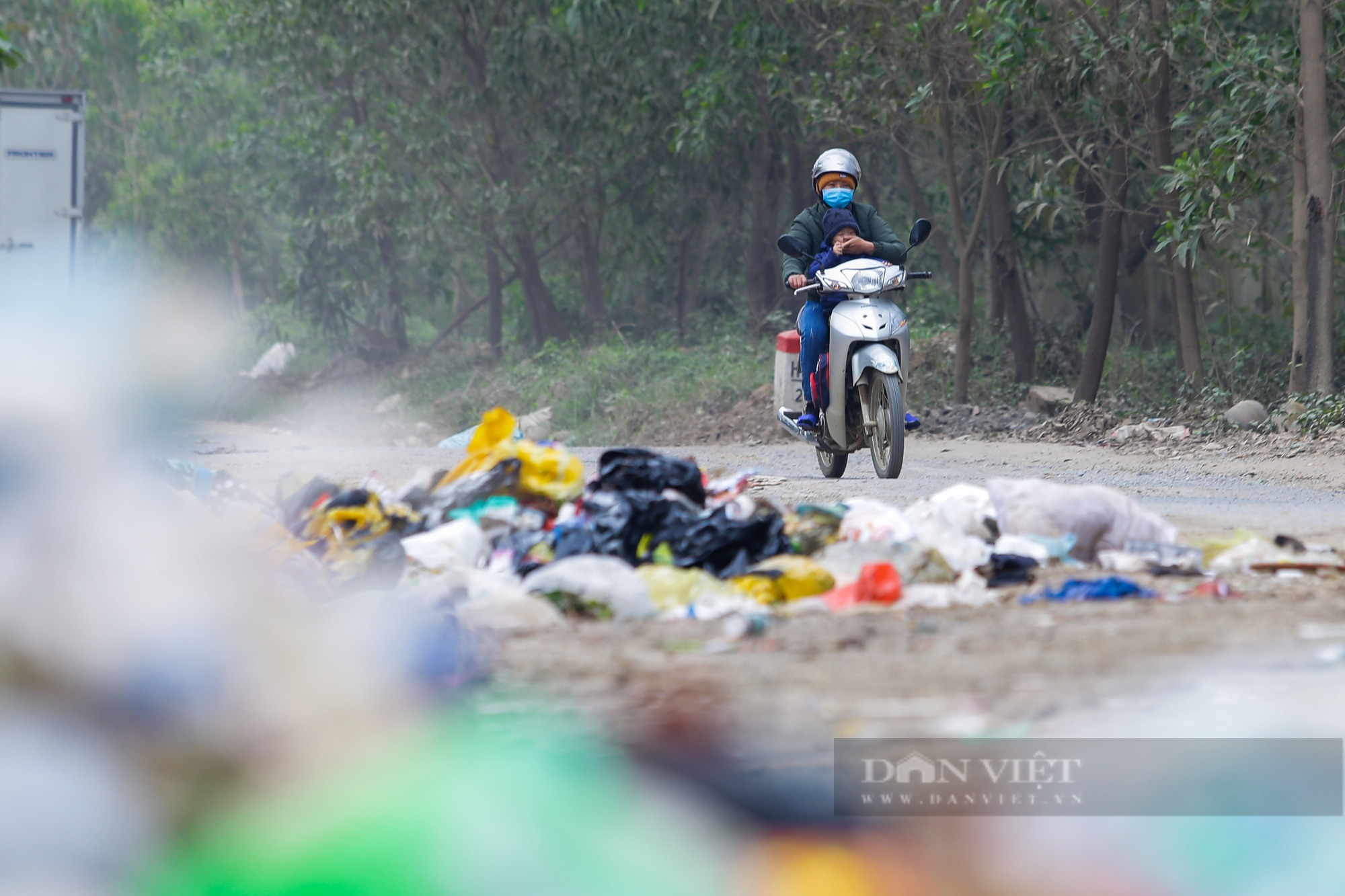 Người dân chặn xe vào bãi rác Xuân Sơn: Hàng trăm tấn rác tiếp tục ùn ứ - Ảnh 7.