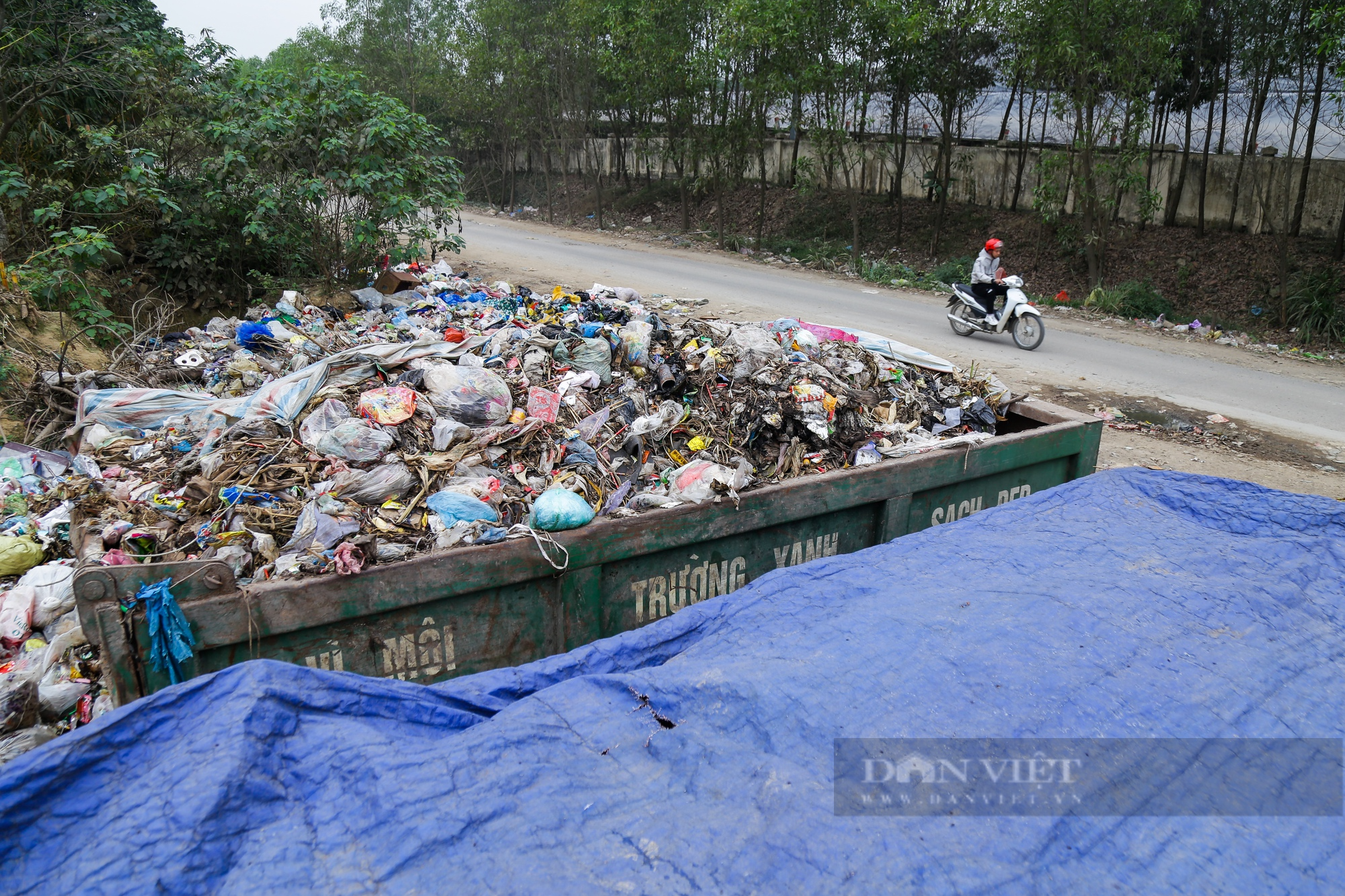 Người dân chặn xe vào bãi rác Xuân Sơn: Hàng trăm tấn rác tiếp tục ùn ứ - Ảnh 8.