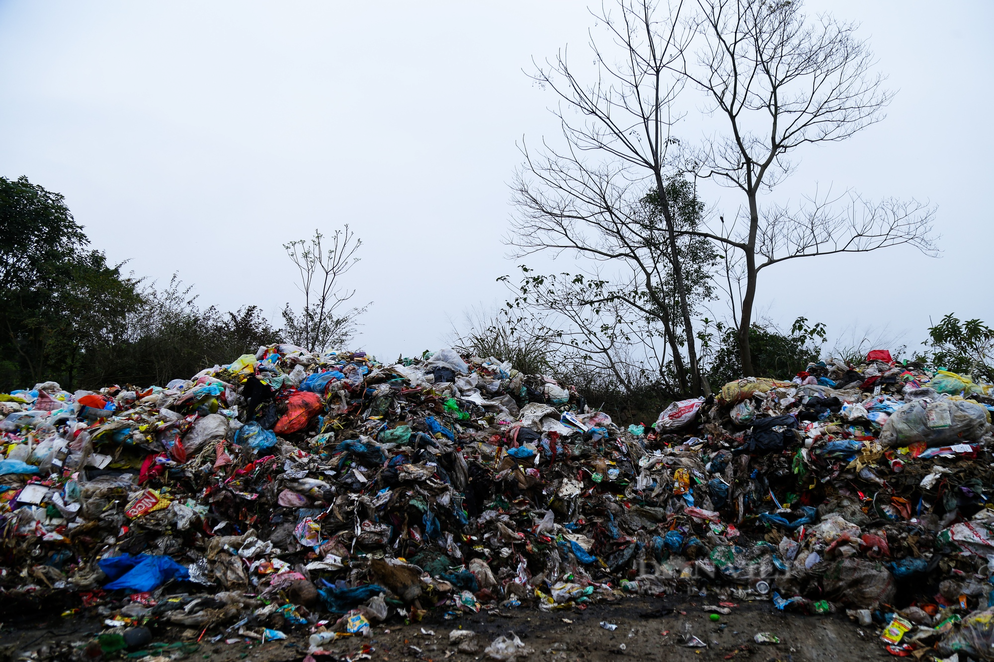 Người dân chặn xe vào bãi rác Xuân Sơn: Hàng trăm tấn rác tiếp tục ùn ứ - Ảnh 10.