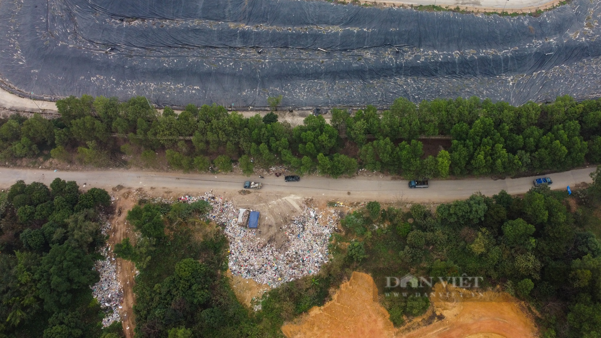 Người dân chặn xe vào bãi rác Xuân Sơn: Hàng trăm tấn rác tiếp tục ùn ứ - Ảnh 11.