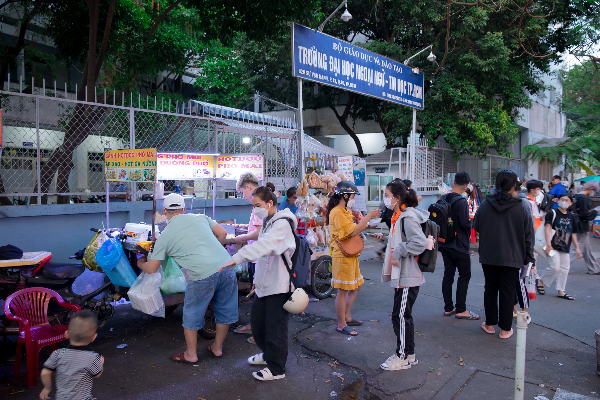 &quot;Cuộc đua bán hàng&quot; ngoạn mục của các hàng quán khiến nhiều thực khách phải xếp hàng dài - Ảnh 7.