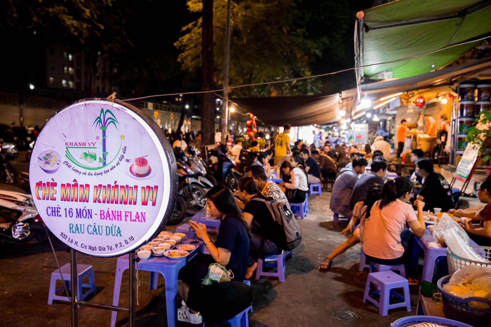 &quot;Cuộc đua bán hàng&quot; ngoạn mục của các hàng quán khiến nhiều thực khách phải xếp hàng dài - Ảnh 8.