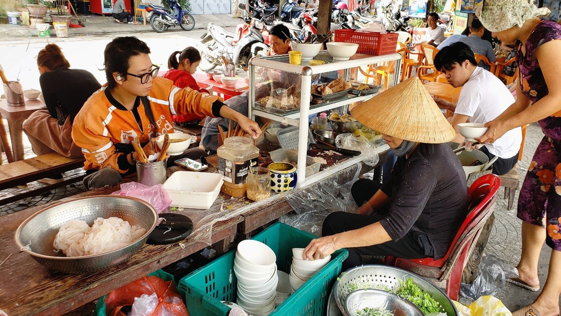 Ẩm thực Đà Nẵng: Quán bún hơn 30 năm với giá rẻ đến ngỡ ngàng - Ảnh 5.