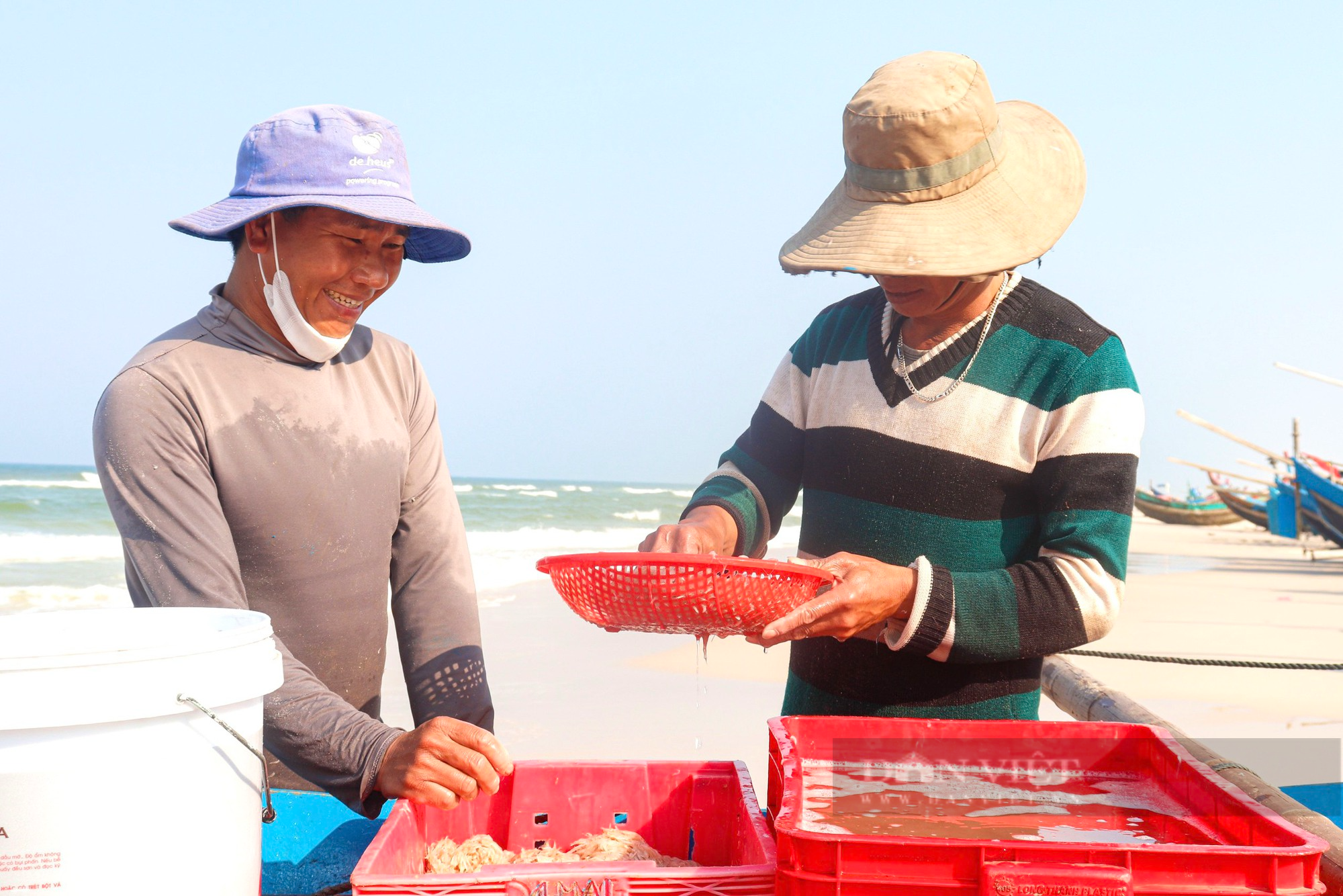 Ngư dân bãi ngang Quảng Bình trúng đậm mùa ruốc biển, bỏ túi tiền triệu mỗi ngày - Ảnh 2.