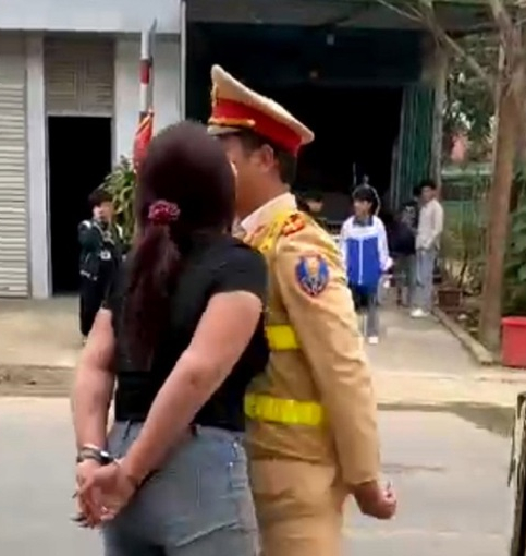 Thanh Hoá: Xôn xao clip một người phụ nữ bị còng tay và liên tục có những lời thô tục với cảnh sát giao thông - Ảnh 1.