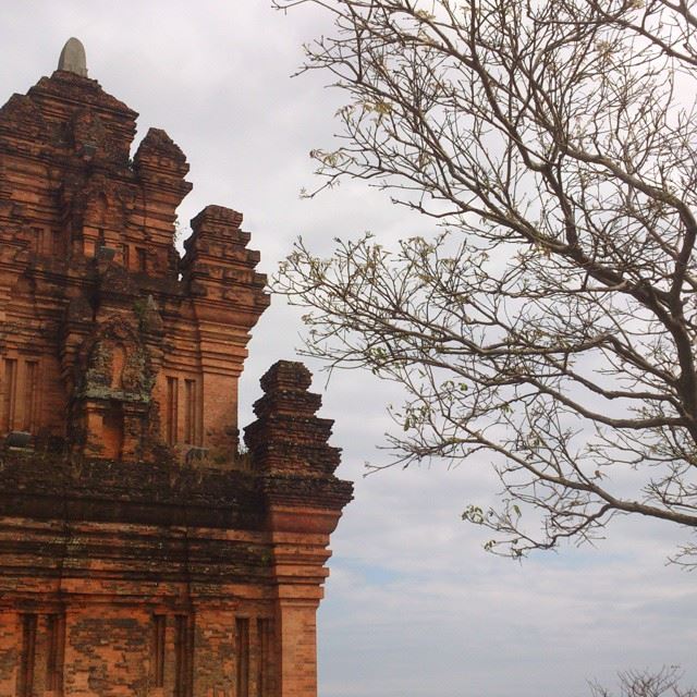 Một ngọn núi chỉ cao 60m, một tháp Chăm pa, cả 2 đều trùng tên, cùng soi bóng xuống dòng sông nổi tiếng Phú Yên - Ảnh 1.