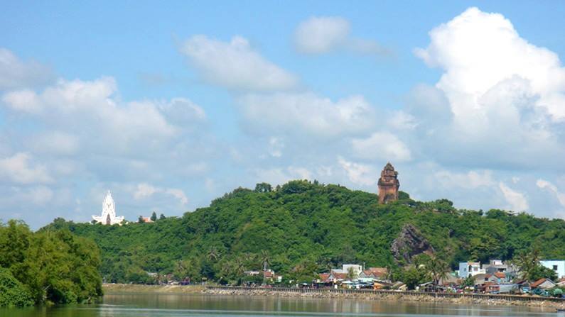 Một ngọn núi chỉ cao 60m, một tháp Chăm pa, cả 2 đều trùng tên, cùng soi bóng xuống dòng sông nổi tiếng Phú Yên - Ảnh 2.