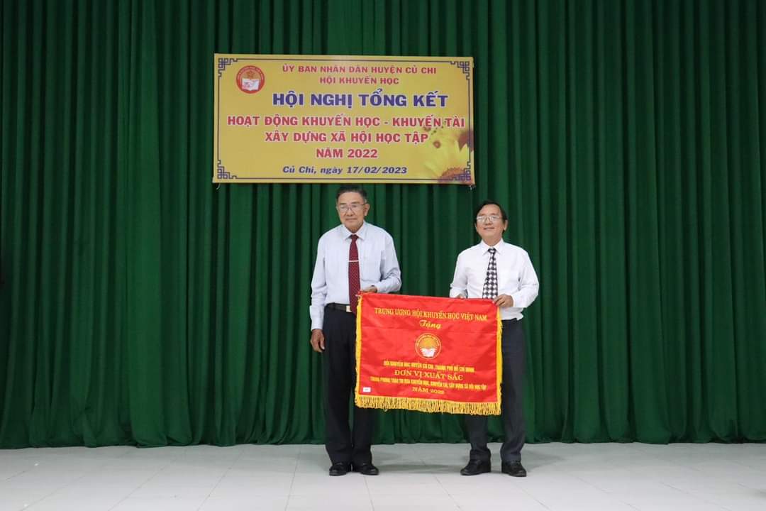 Hội Khuyến học huyện Củ Chi nhận cờ thi đua xuất sắc của Trung ương - Ảnh 1.