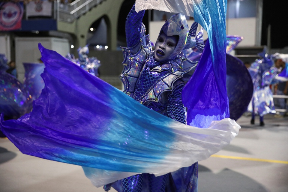 Hình ảnh sôi động của hàng trăm nghìn người dự lễ hội Carnival ở Brazil - Ảnh 1.