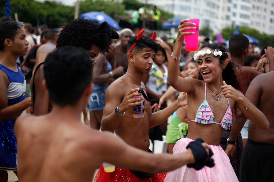 Hình ảnh sôi động của hàng trăm nghìn người dự lễ hội Carnival ở Brazil - Ảnh 15.