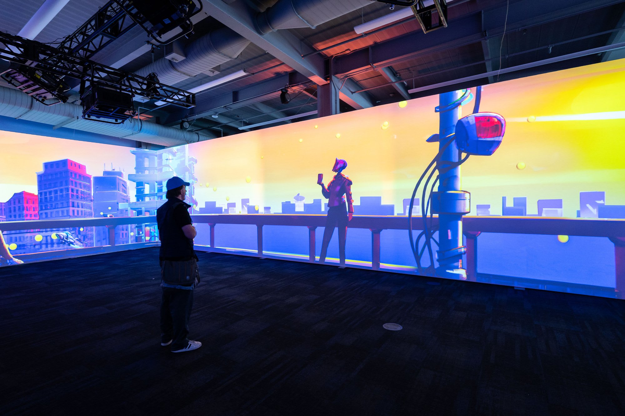 Trong phòng &quot;Trải nghiệm nghệ thuật&quot;, khách có thể nhìn chằm chằm vào những hình ảnh do máy tính tạo ra bao phủ các bức tường, với các cảnh thành phố nhiều màu sắc và các hình dạng biến đổi, trừu tượng. Ảnh: @AFP.