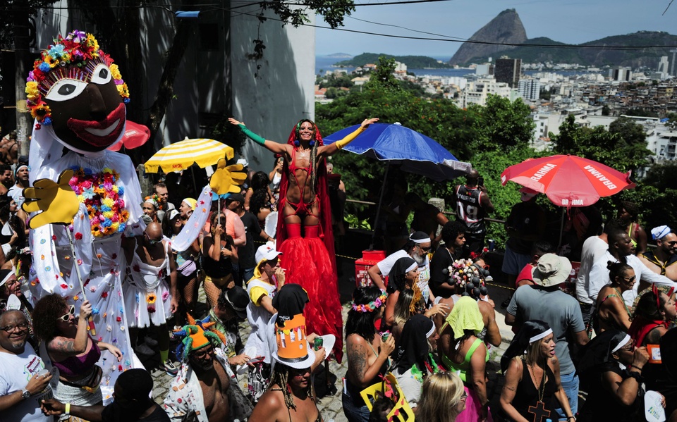 Hình ảnh sôi động của hàng trăm nghìn người dự lễ hội Carnival ở Brazil - Ảnh 2.