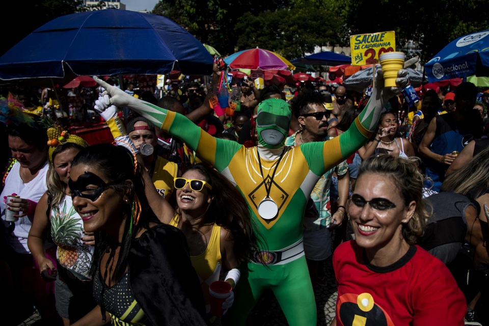Hình ảnh sôi động của hàng trăm nghìn người dự lễ hội Carnival ở Brazil - Ảnh 3.