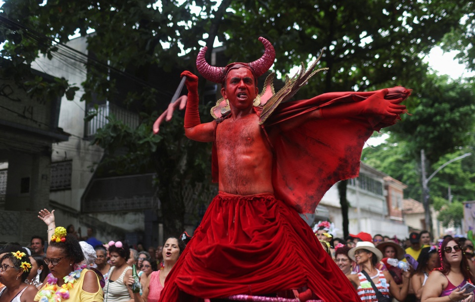 Hình ảnh sôi động của hàng trăm nghìn người dự lễ hội Carnival ở Brazil - Ảnh 4.