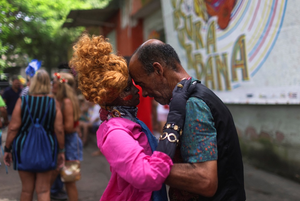 Hình ảnh sôi động của hàng trăm nghìn người dự lễ hội Carnival ở Brazil - Ảnh 5.