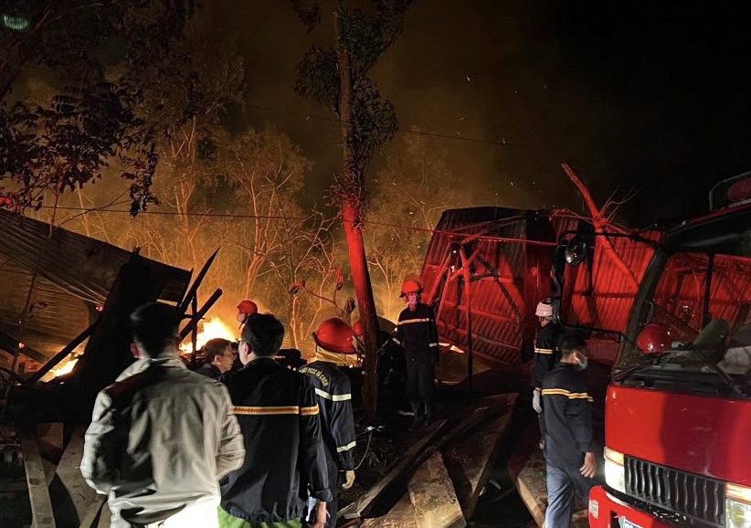 Cháy xưởng gỗ trong đêm thiệt hại lớn tài sản - Ảnh 1.