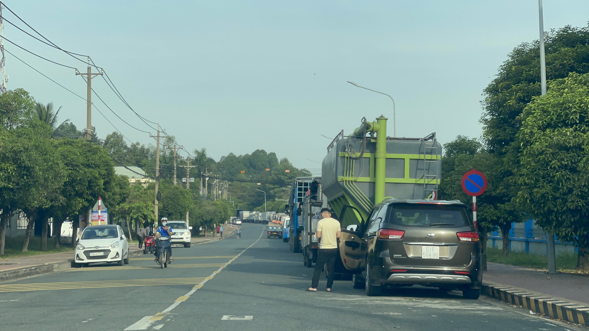 Đồng Nai: Còn 4 trung tâm đăng kiểm hoạt động, người dân mệt mỏi &quot;chờ đợi&quot;  - Ảnh 2.