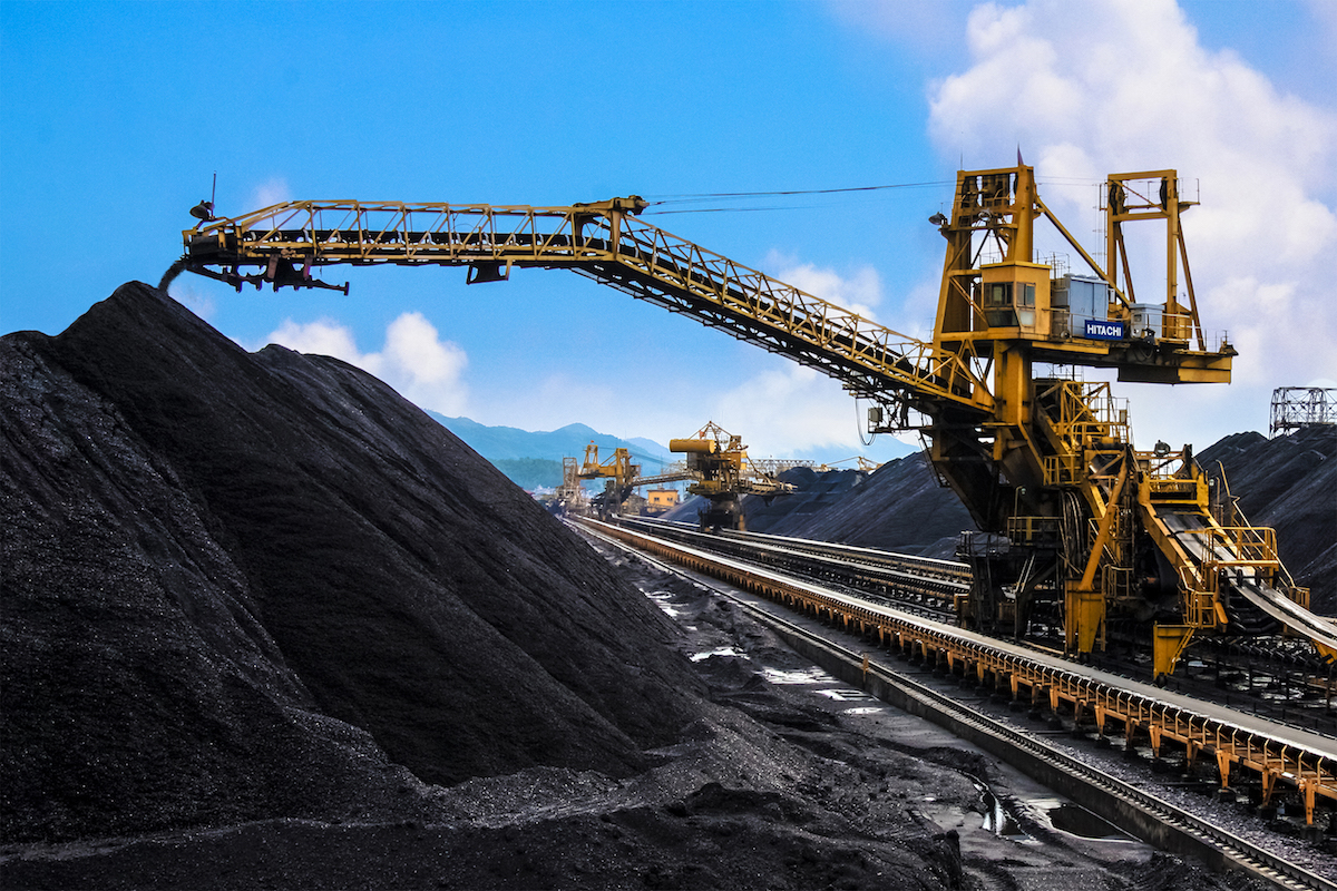 Việt Nam bắt đầu kỷ nguyên nhập khẩu ồ ạt mặt hàng than, khoáng sản và dầu thô - Ảnh 1.
