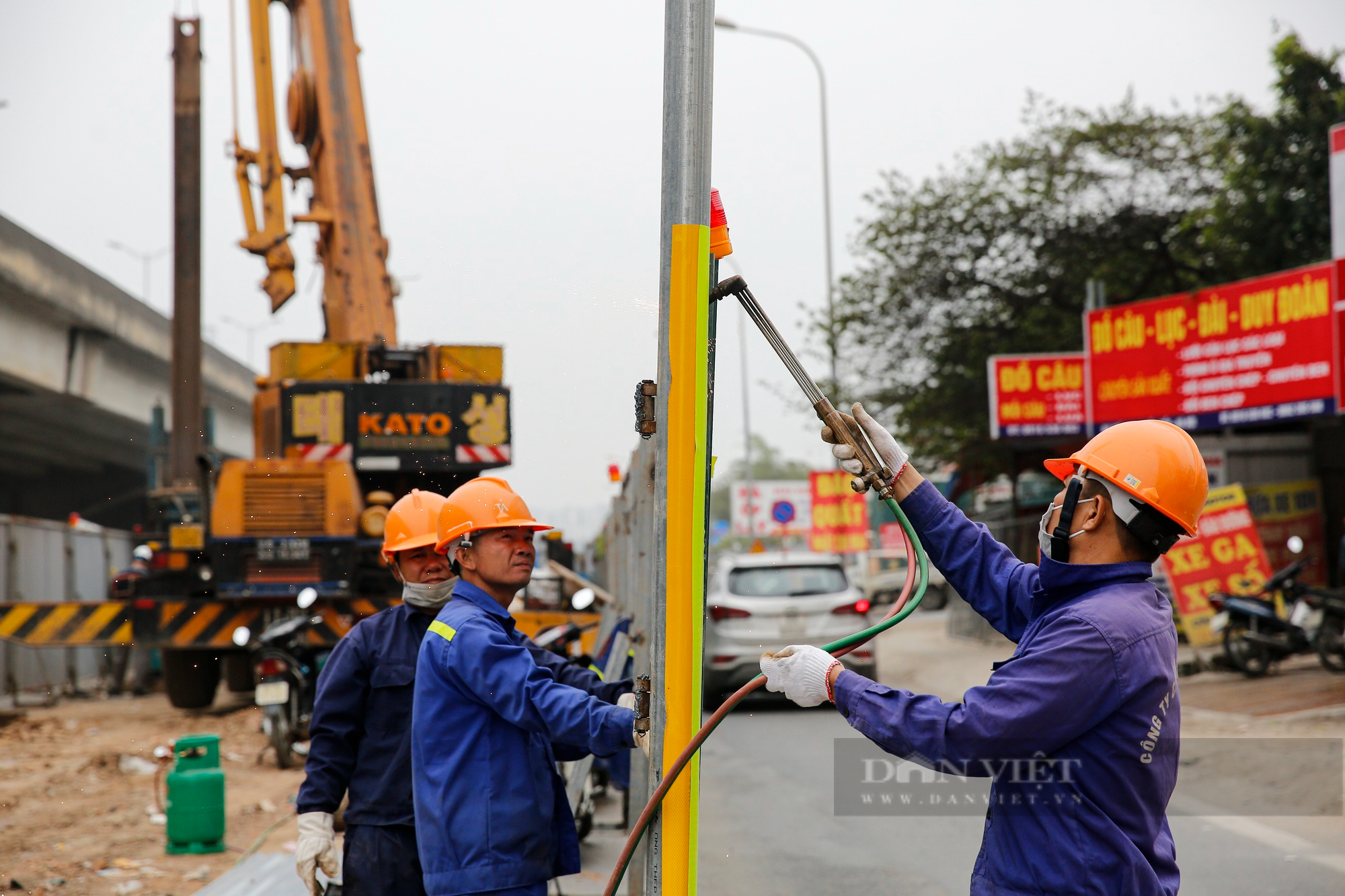 Ảnh ấn tượng tuần: Xén phân cách đường Nguyễn Xiển và phiên chợ dùng lá cây thay cho tiền mặt - Ảnh 1.