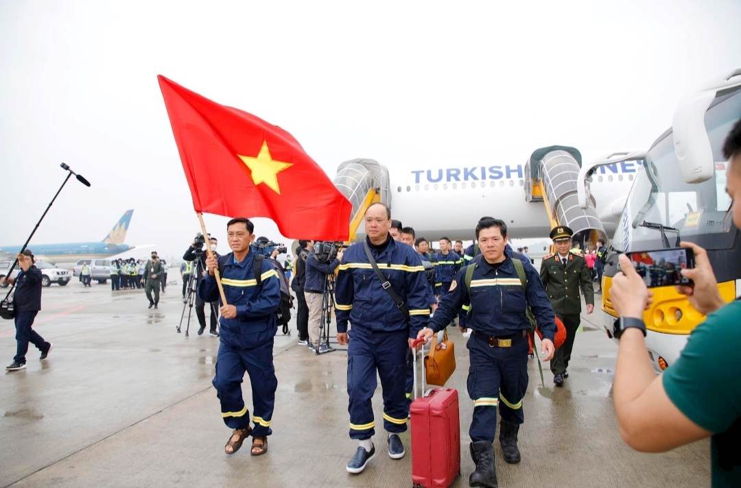 Đoàn cứu hộ của Bộ Công an Việt Nam hoàn thành nhiệm và về tới Việt Nam - Ảnh 2.